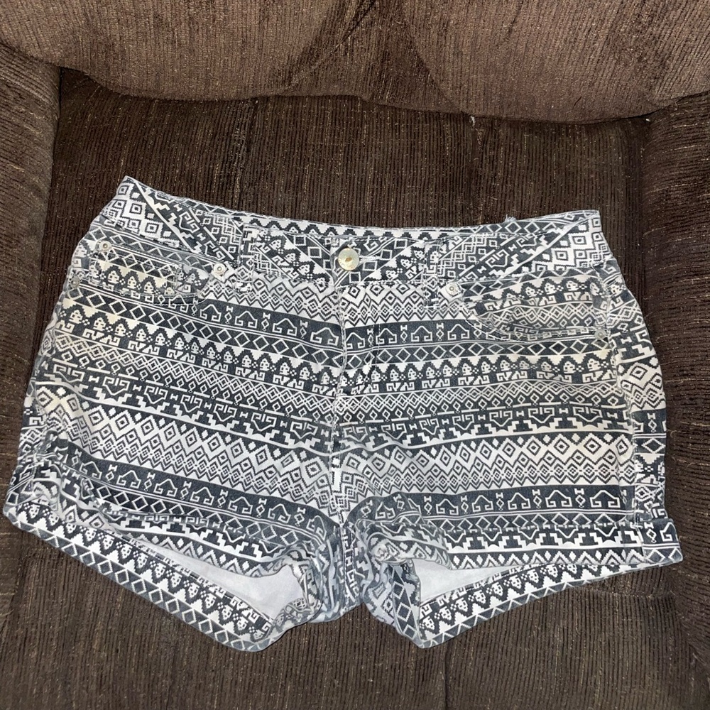 No Boundaries Black and White Patterned Jean Shorts Size 15 Junior’s